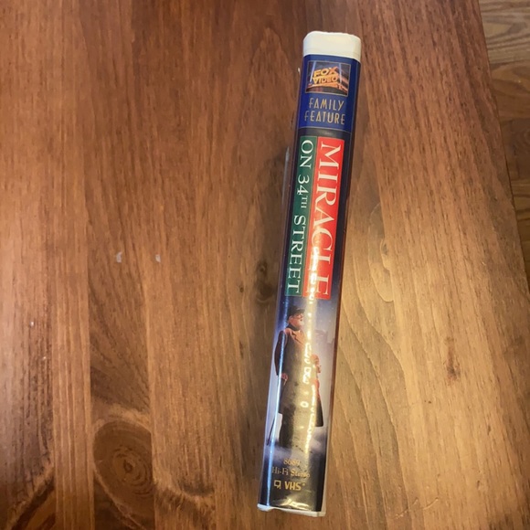 Miracle on 34th street original VHS - Picture 2 of 4